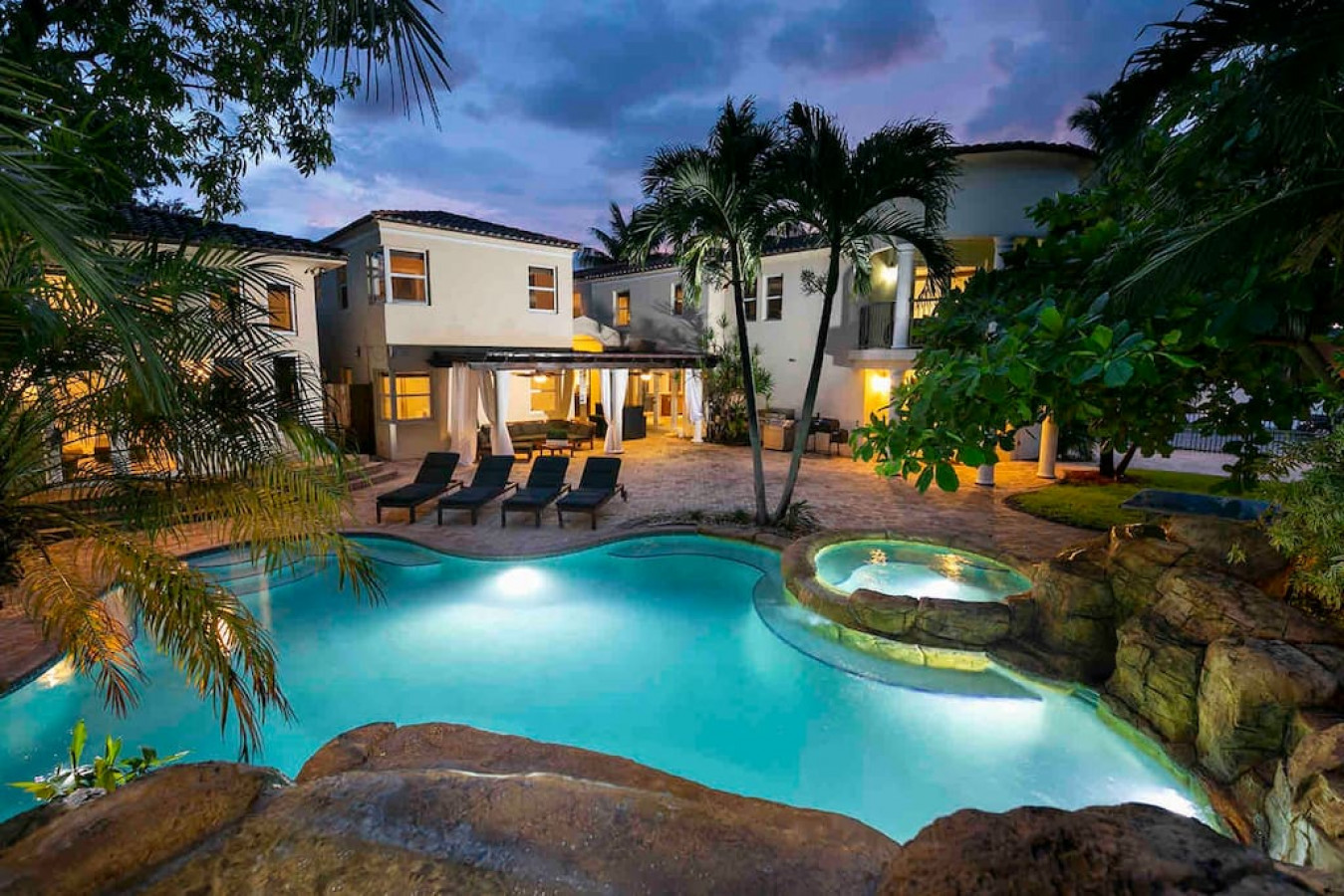 Massive Villa, Movie theater, Pool, & Jacuzzi !