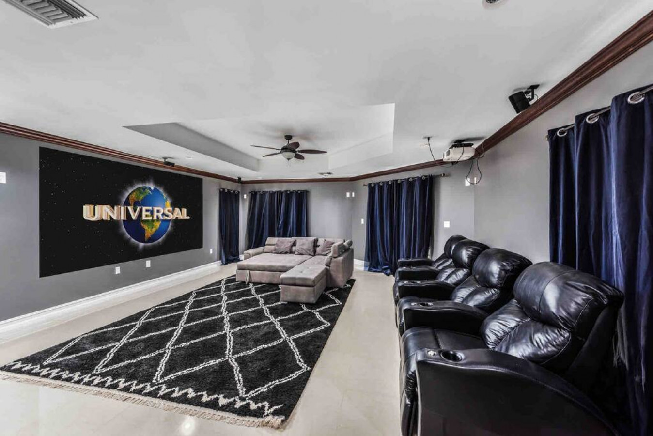 Massive Villa, Movie theater, Pool, & Jacuzzi ! - 4