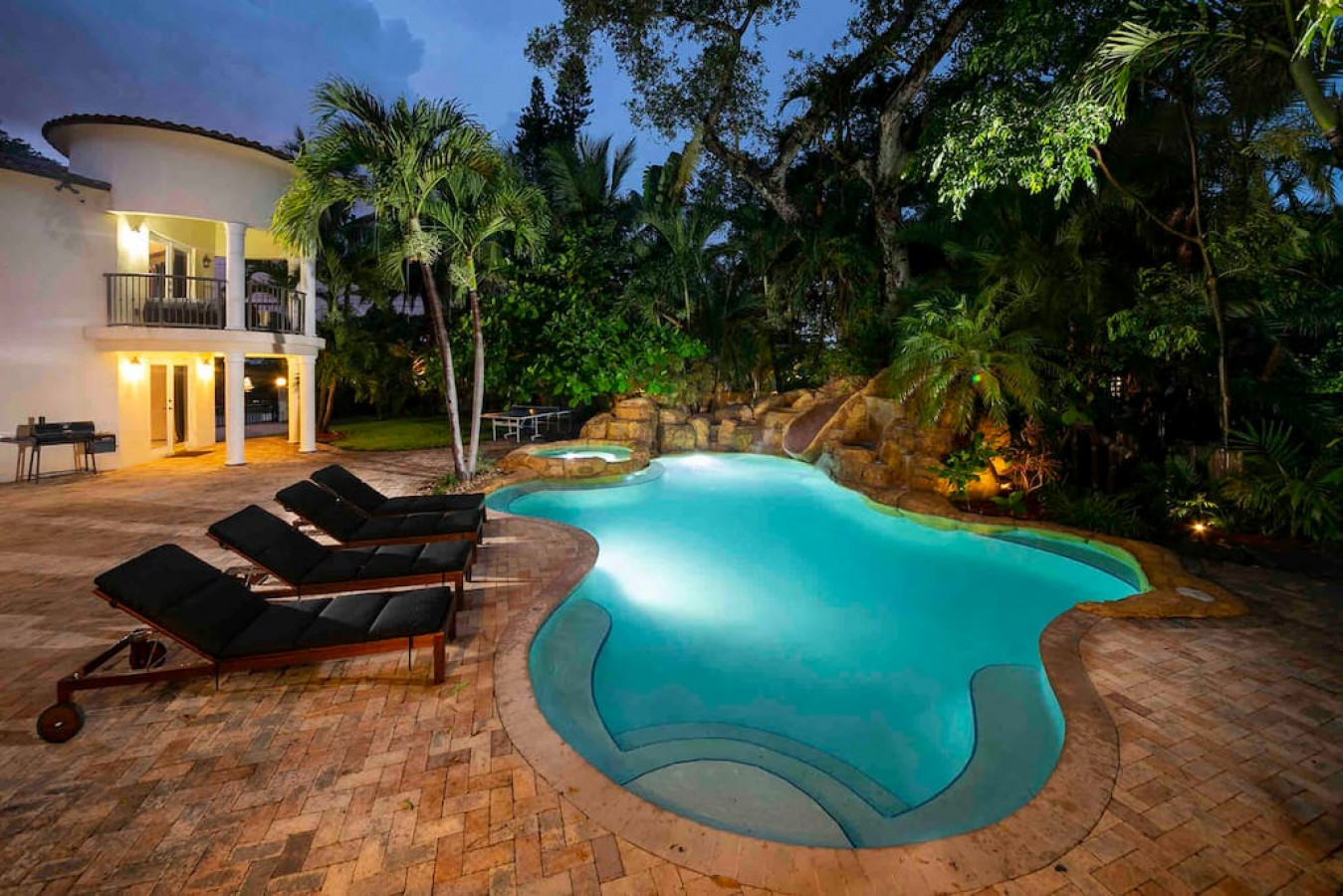 Massive Villa, Movie theater, Pool, & Jacuzzi ! - 3
