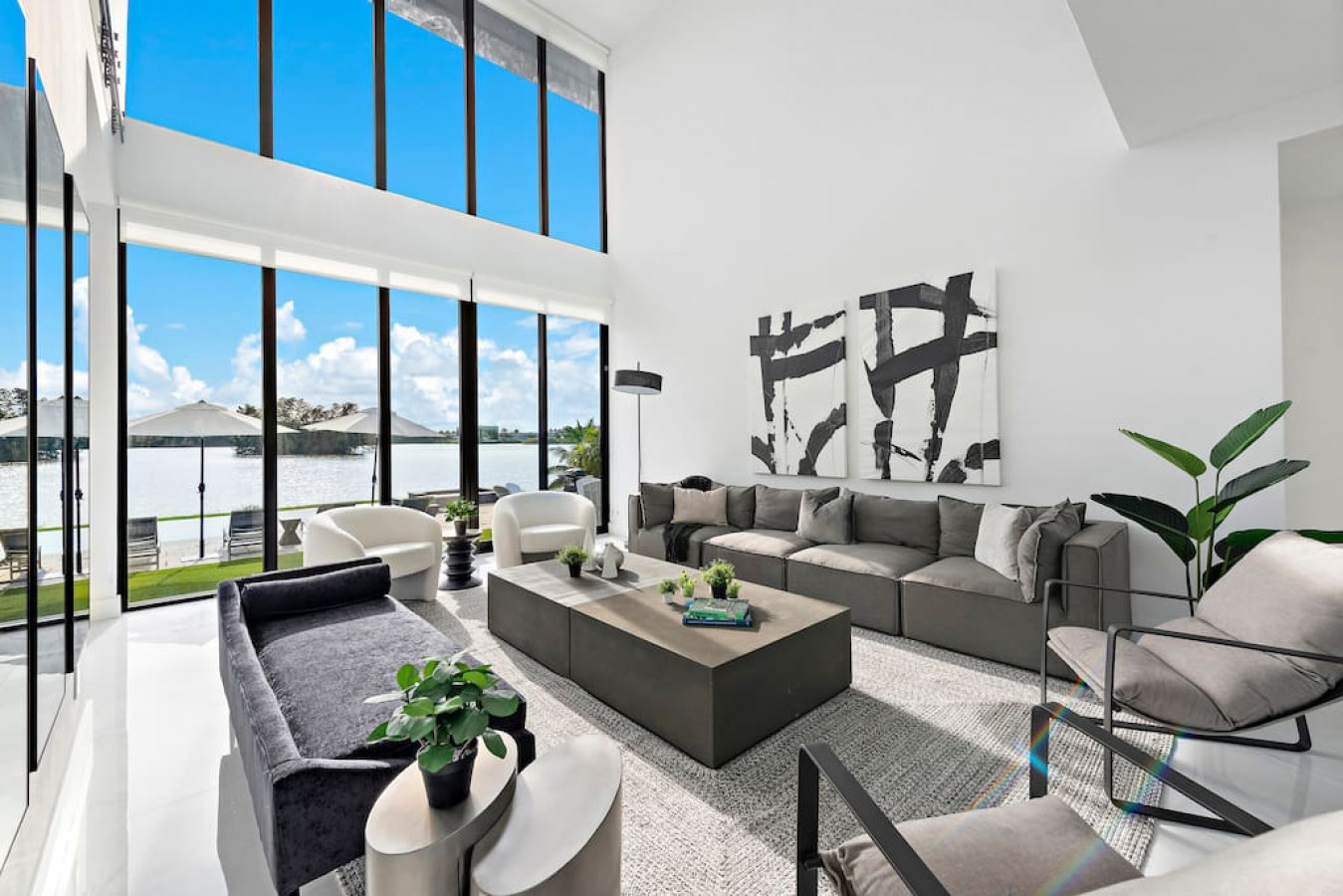 Modern Lakefront Villa w/ Pool, Jacuzzi and Gym - 5