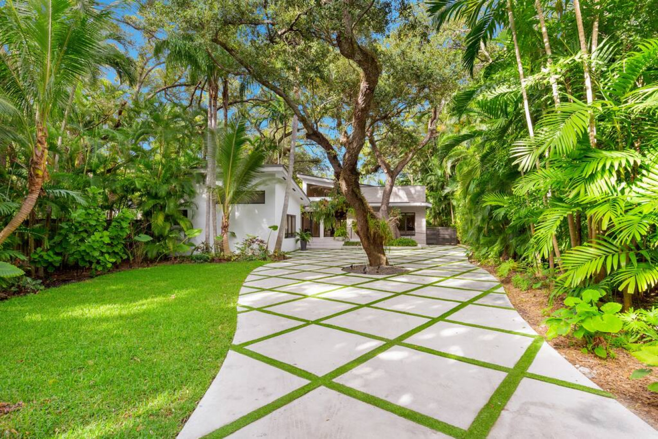Lush Villa with heated Pool sleeps 13, Location! - 2