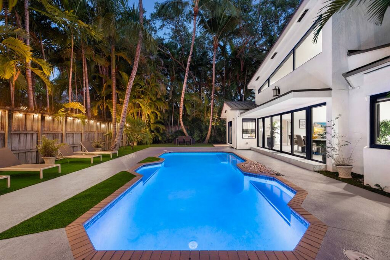 Lush Villa with heated Pool sleeps 13, Location! - 5