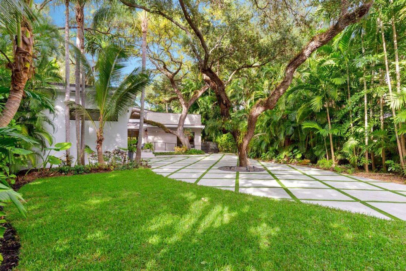 Lush Villa with heated Pool sleeps 13, Location! - 3