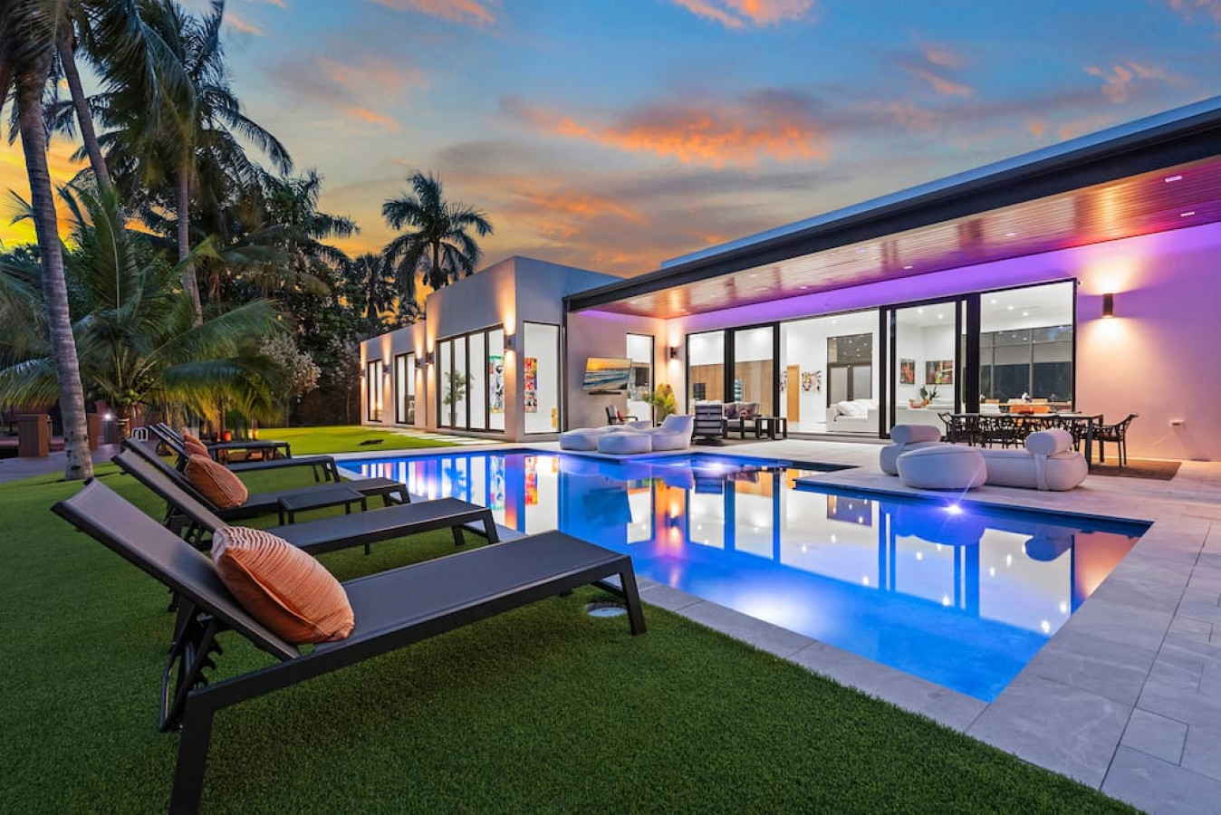 NEW Waterfront Villa w/ Pool/Jacuzzi/Billard
