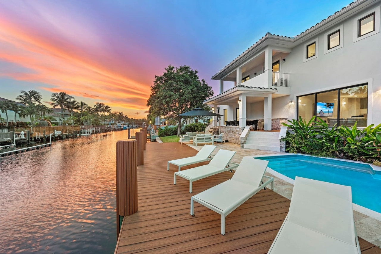 Waterfront Villa / Heated Pool, Gameroom, Sleeps12