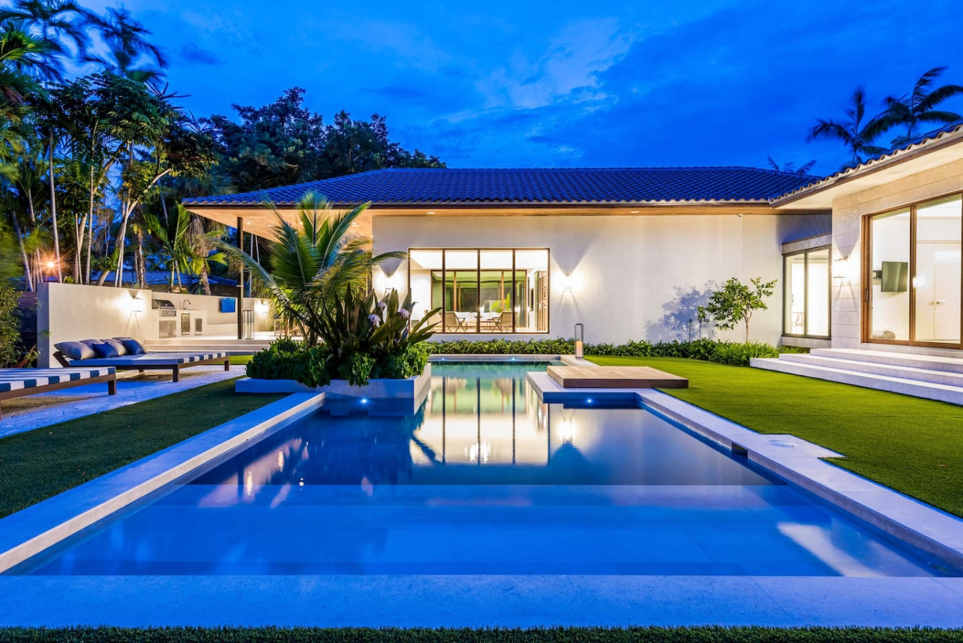DreamVilla / Pool! Brand New Modern Construction! - 2