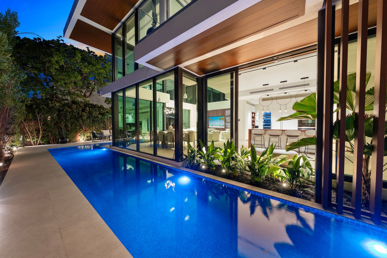 Modern Beach Villa w/ Rooftop Jacuzzi & Pool