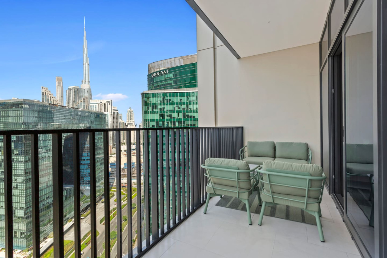 Stunning 1 bedroom Apartment w Burj Khalifa View