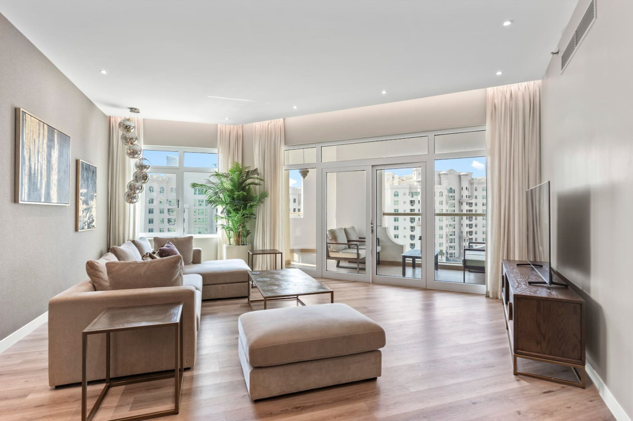 Sophisticated 3 Bed Palm Jumeirah w Beach Access