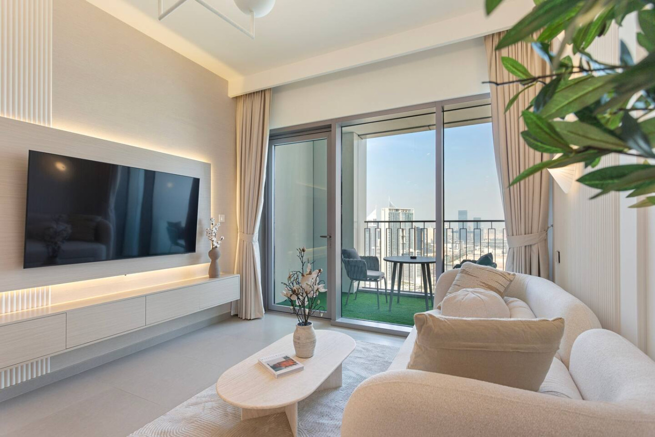 Bright and Exquisite 1-Bedroom in Downtown views 2