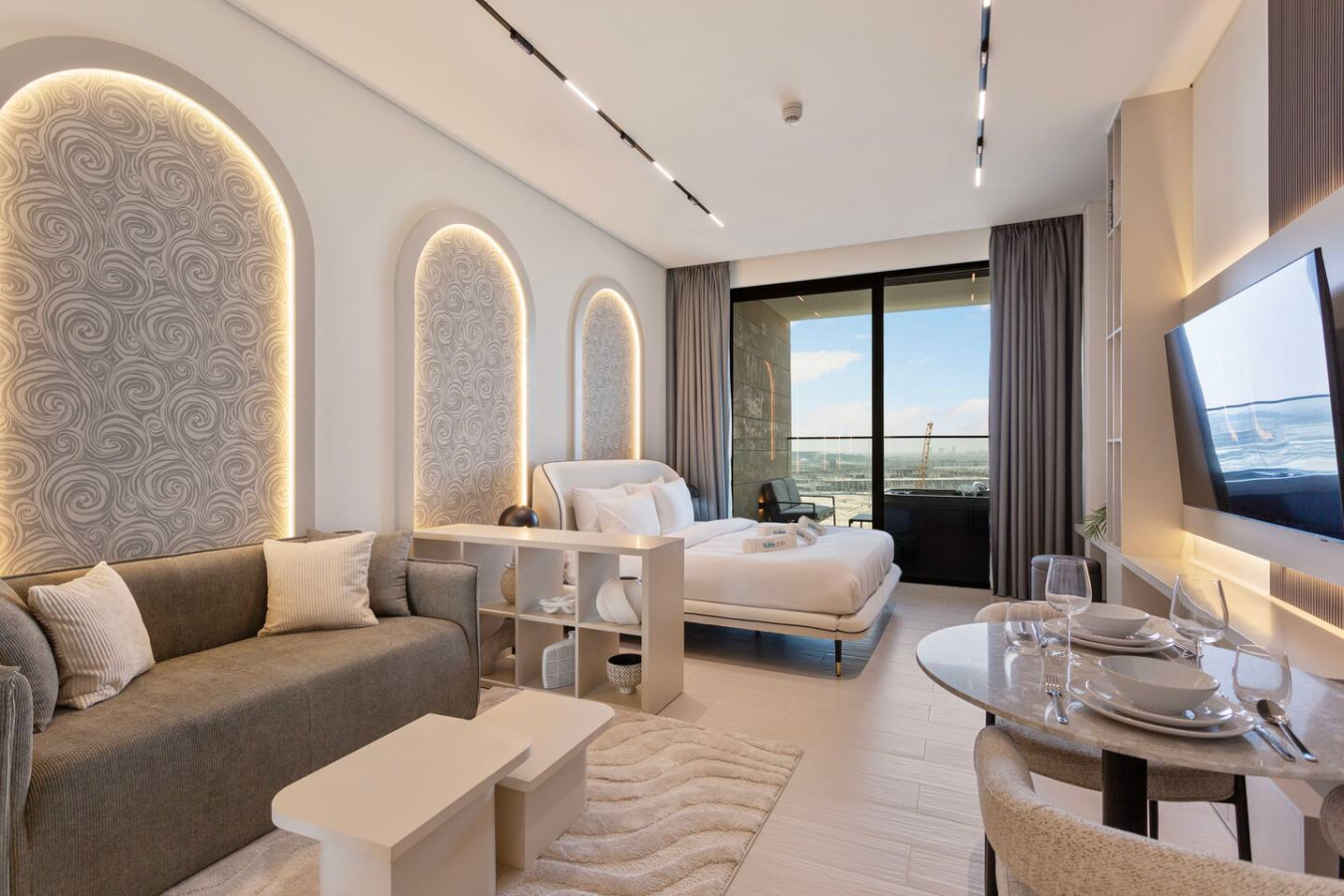 Stunning Studio w/ Private Jacuzzi in Trillionaire