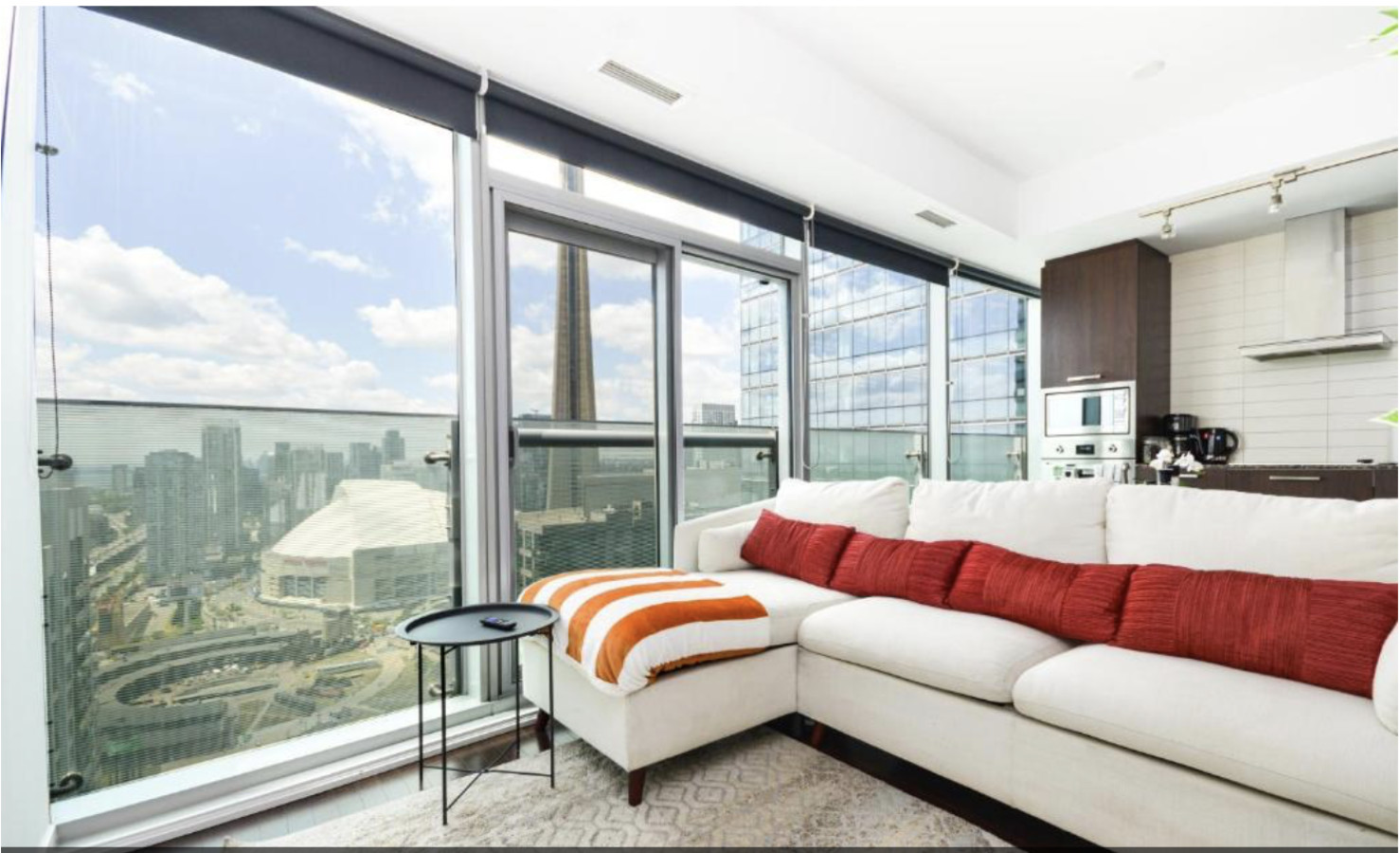 Prime Location And Easy Access - Stylish Urban Retreat - Toronto