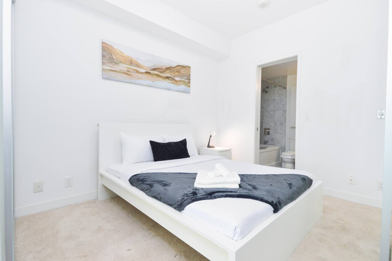 Downtown Access And Modern Comfort - Stylish Urban Haven - Toronto