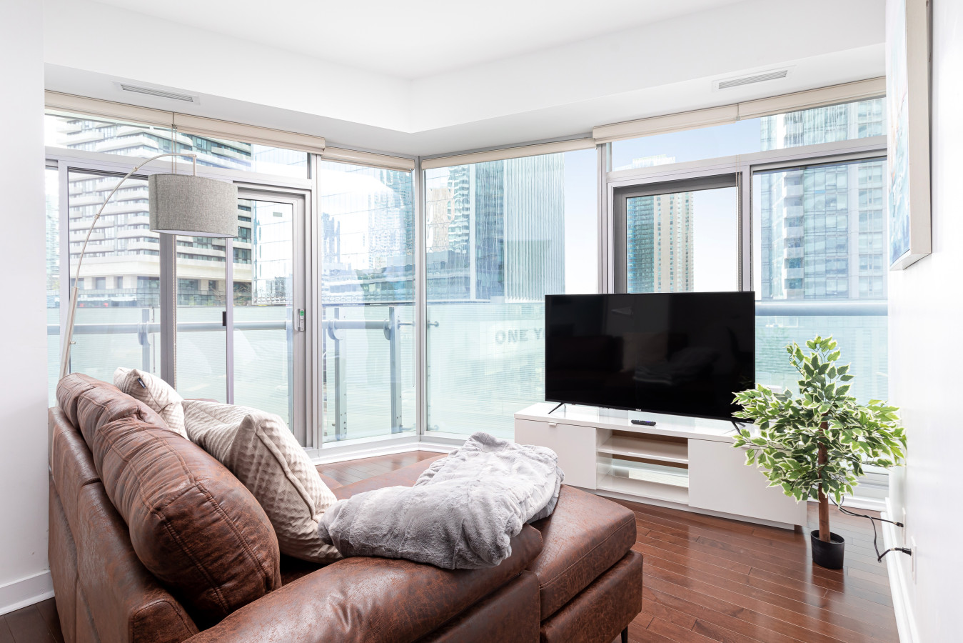 Stylish Condo With Prime Location - Chic Escape - Mississauga