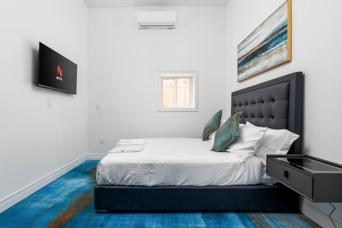 Deluxe Double Room ; Boutique Hotel• Trinity Bellwoods - Toronto
