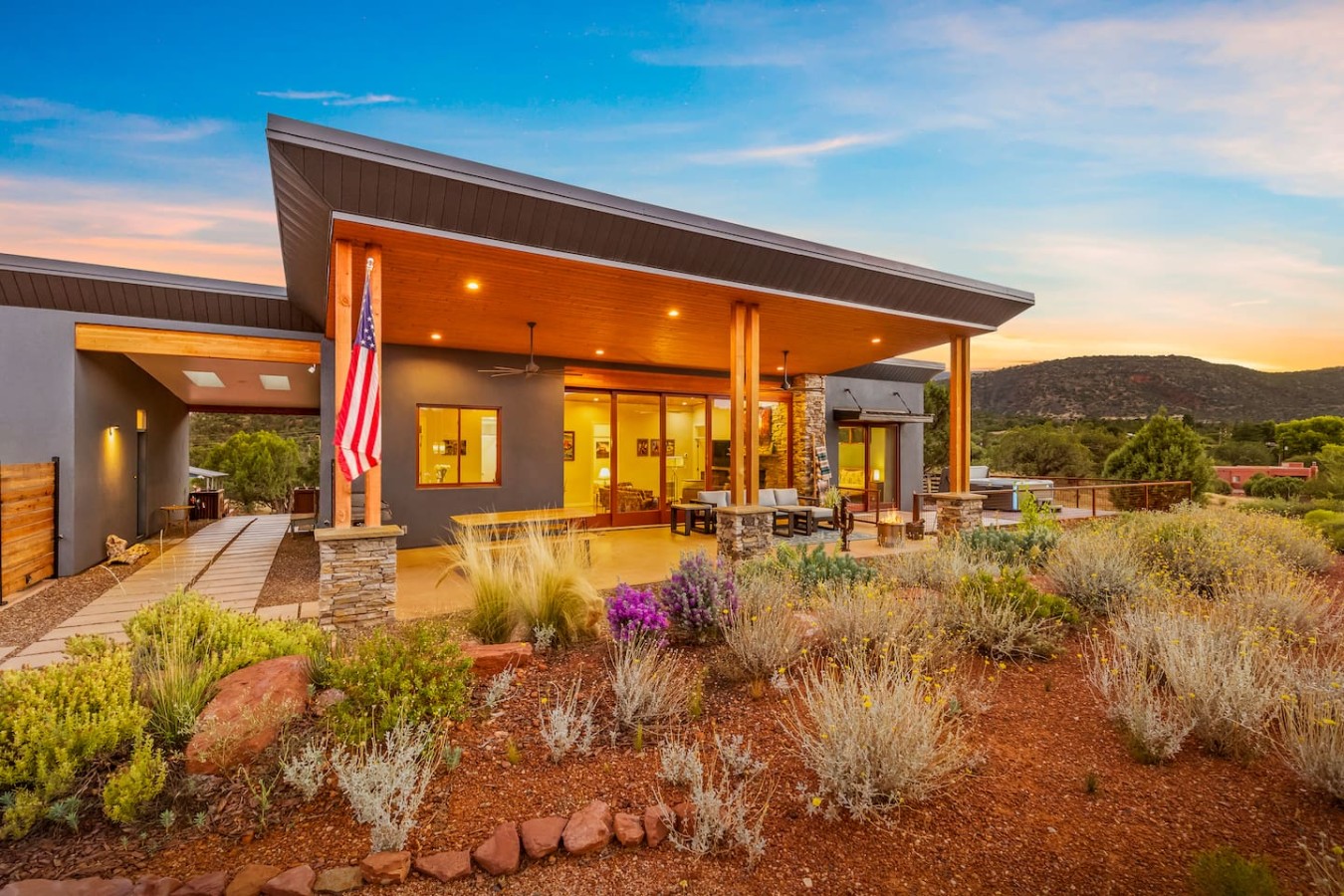Rojo Retreat - Main 2BR Unit, Hot Tub, Patio