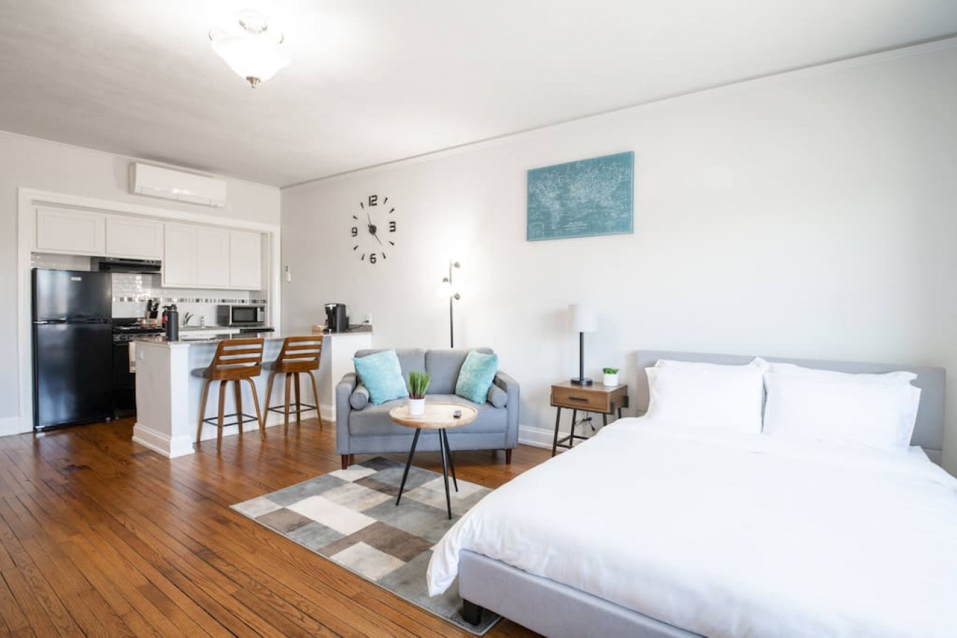 City Views And Modern Comfort - Stylish Urban Retreat - Peoria, IL