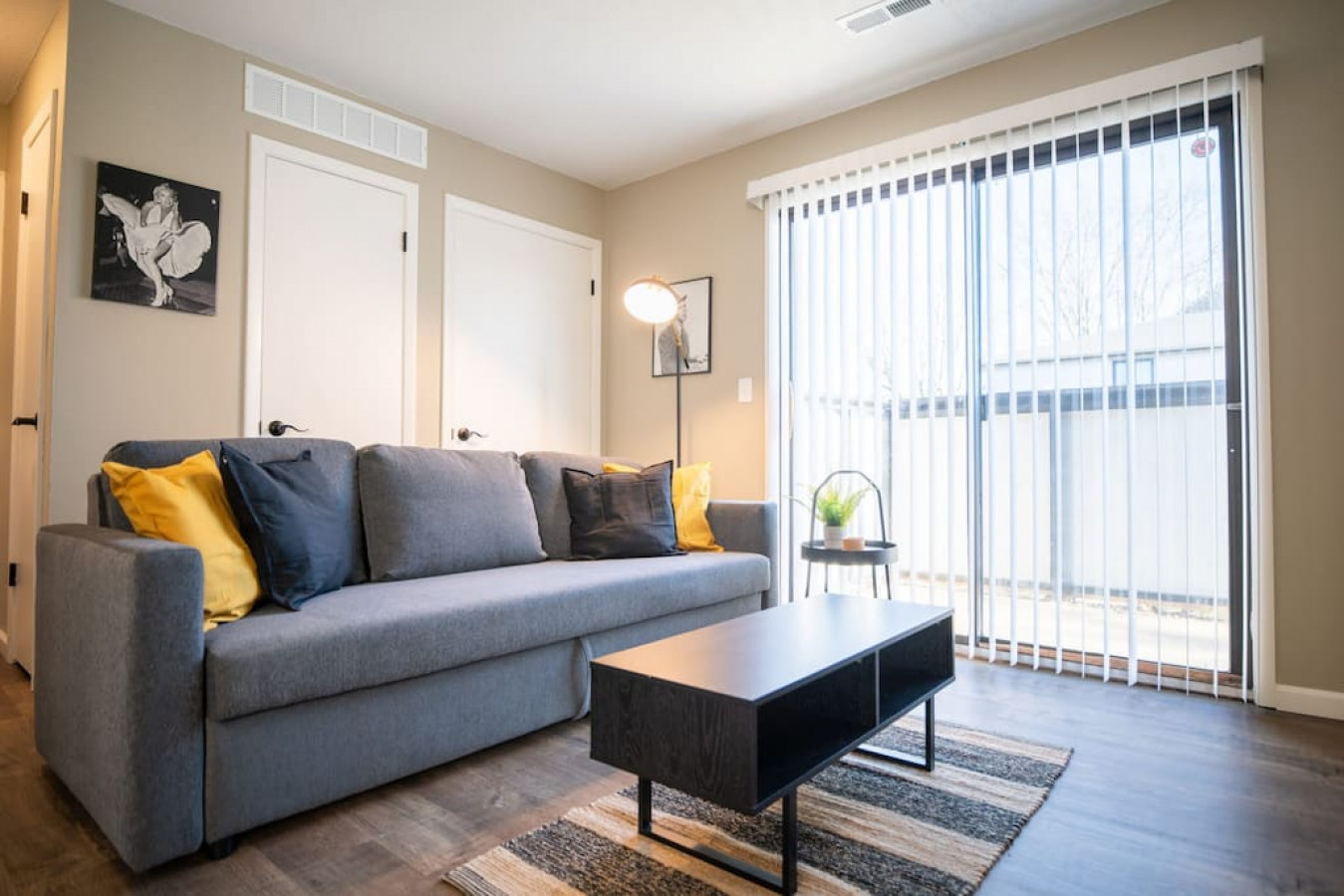Stylish Interiors And Keyless Entry - Cozy Urban Escape - Illinois