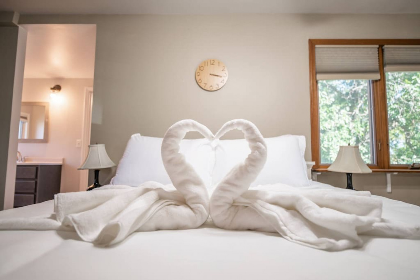 Charming Farmhouse Escape With Cozy Comforts - Inviting Retreat - Peoria, IL