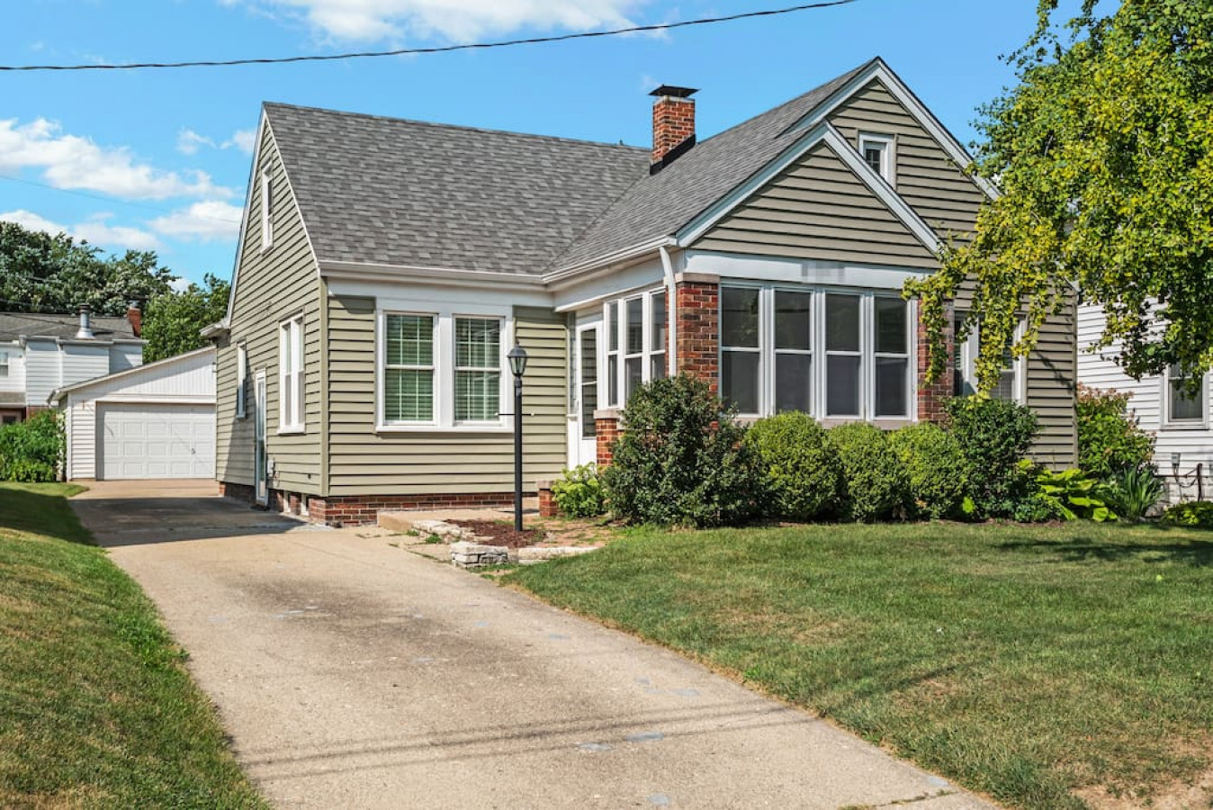 Inviting Cottage With Modern Amenities - Spacious Midcentury Retreat - Peoria, IL