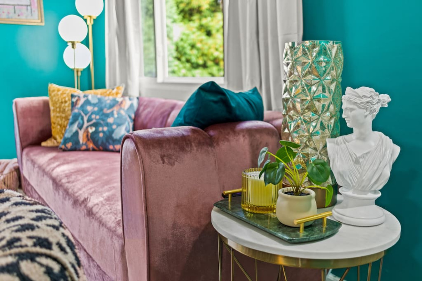 Art Deco Ambiance And Vibrant Colors - Stylish Oasis Retreat - Illinois