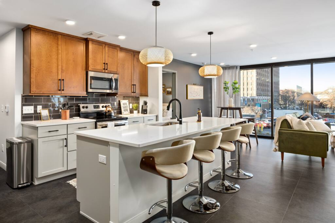 Stylish Furnishings And Trendy Location - Captivating Downtown Haven - Bloomington, IL