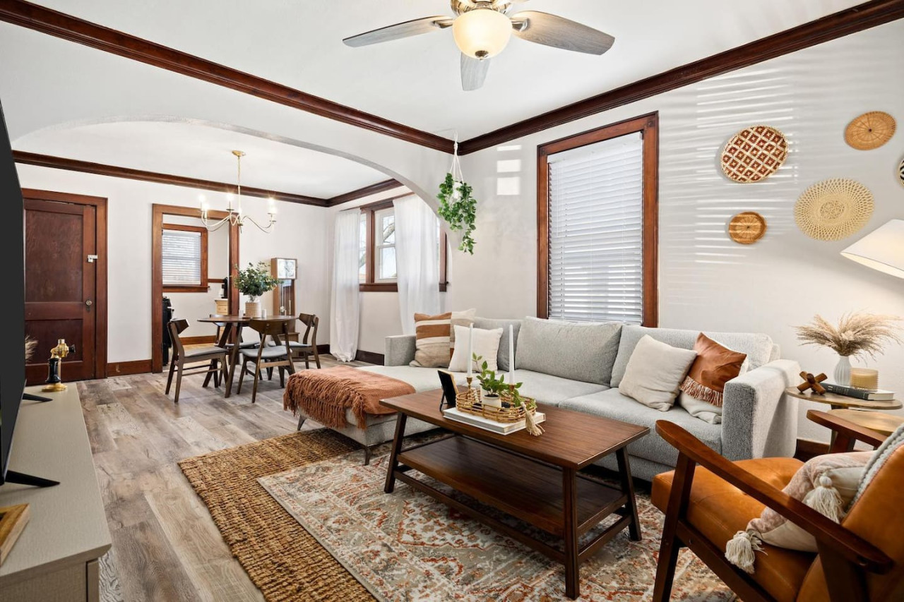 Vintage Charm With Cozy Outdoor Oasis - Enchanting Stylish Retreat - Peoria, IL