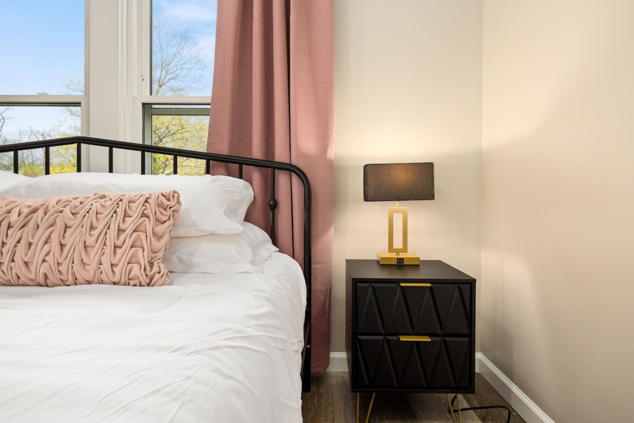 Cozy Escape With Spacious Living And Modern Comforts - Tranquil Haven - Peoria, IL