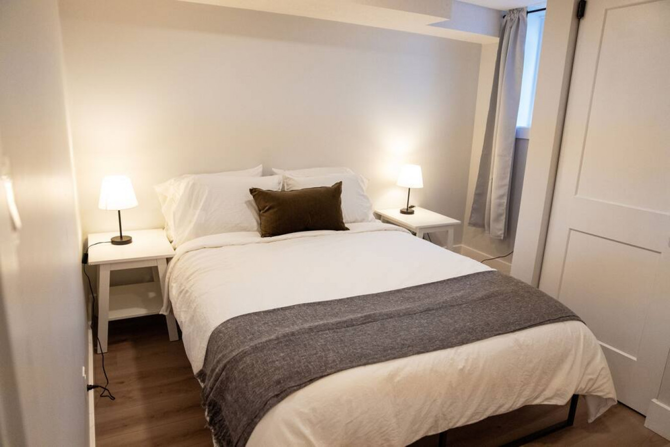 You’ll feel enveloped in warmth in this charming room with its rich wood accents and inviting bed. Wake up refreshed, surrounded by rustic coziness, and enjoy the perfect mix of comfort and natural vibes