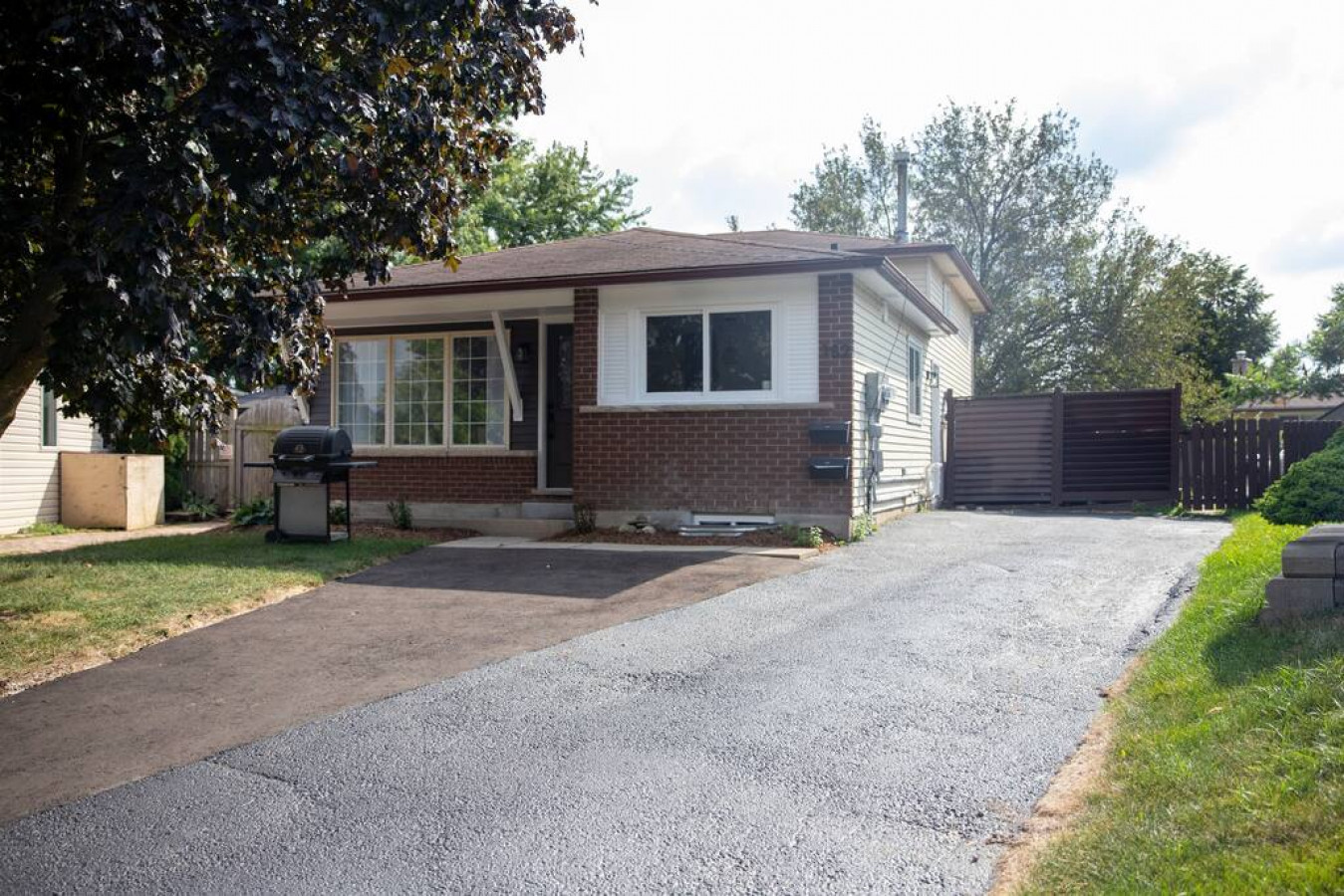 The house’s exterior is a blend of modern and classic design elements, creating a welcoming and stylish facade.