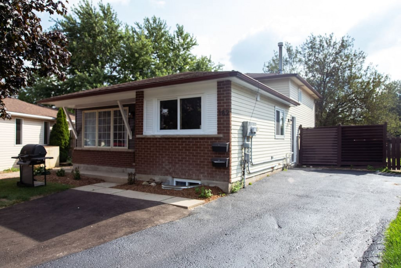 The house’s exterior is a blend of modern and classic design elements, creating a welcoming and stylish facade.