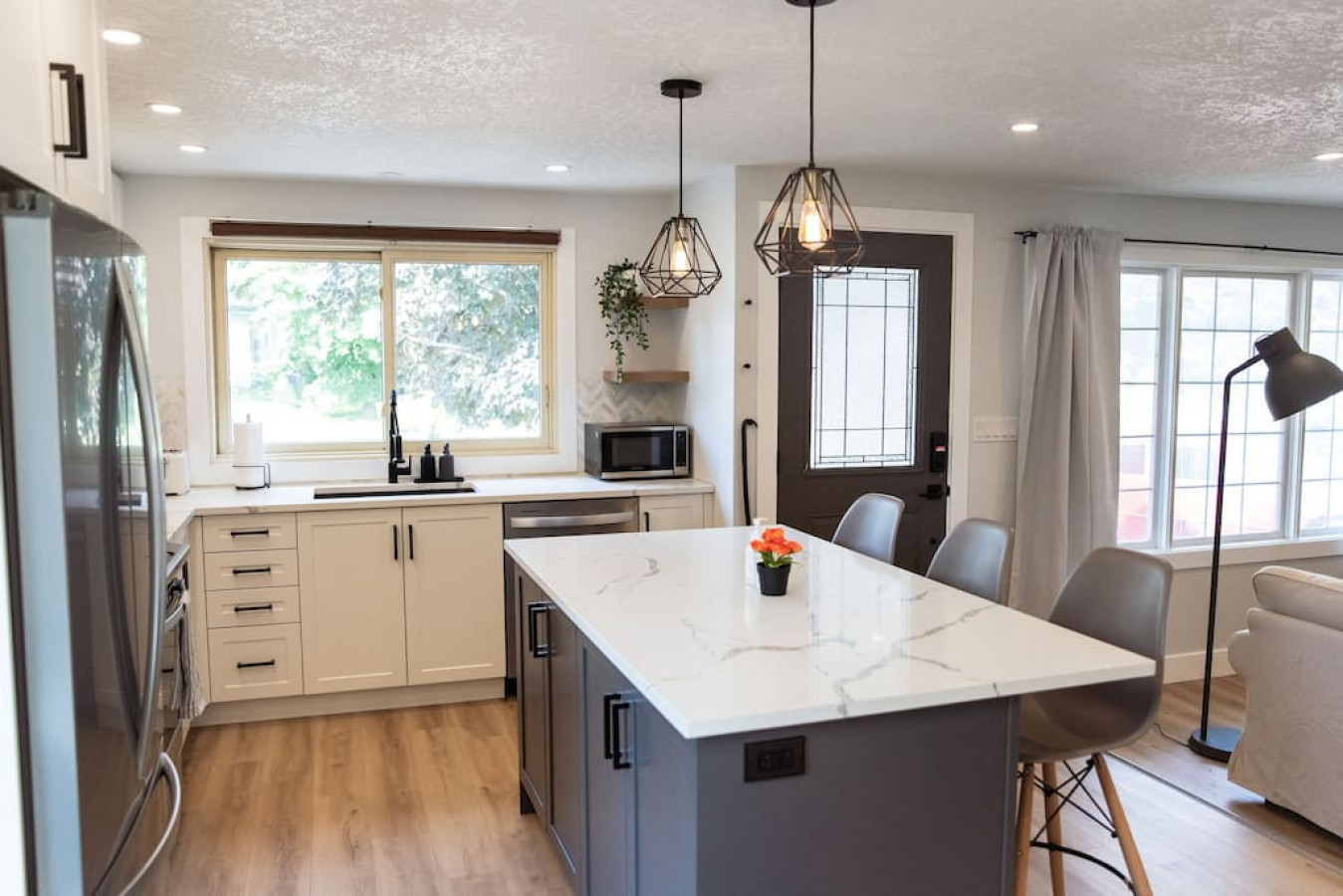 The kitchen’s open layout allows you to move freely as you prepare meals, with everything you need at your fingertips.