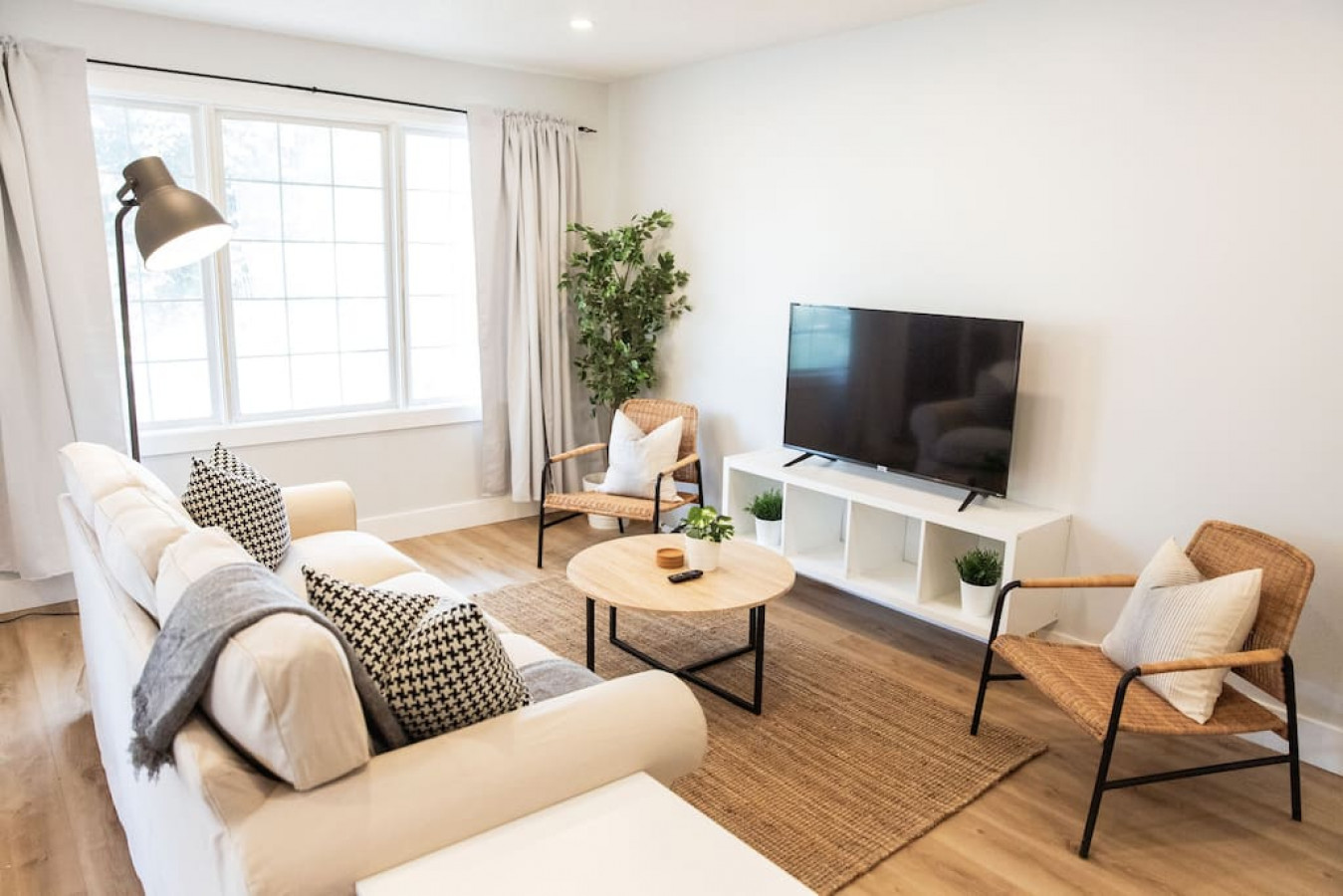 Designer Luxe Home – 3 bed/1 bath + Parking & Wifi