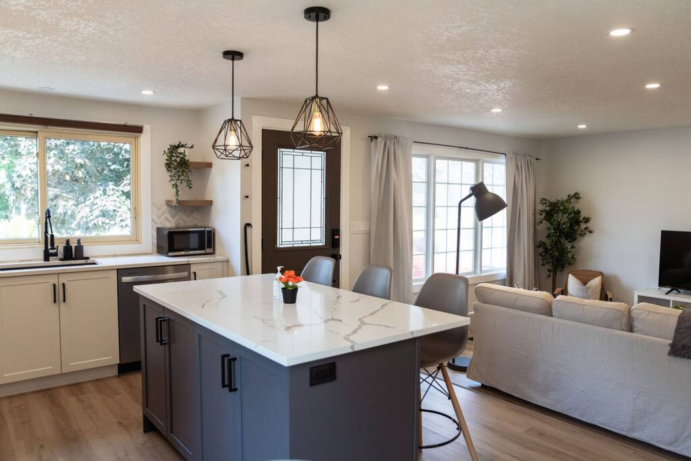 The kitchen’s open layout allows you to move freely as you prepare meals, with everything you need at your fingertips.