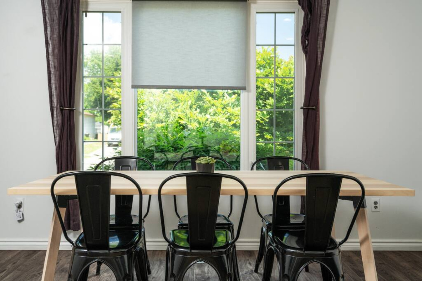 Big dining table that comfortably seats 6