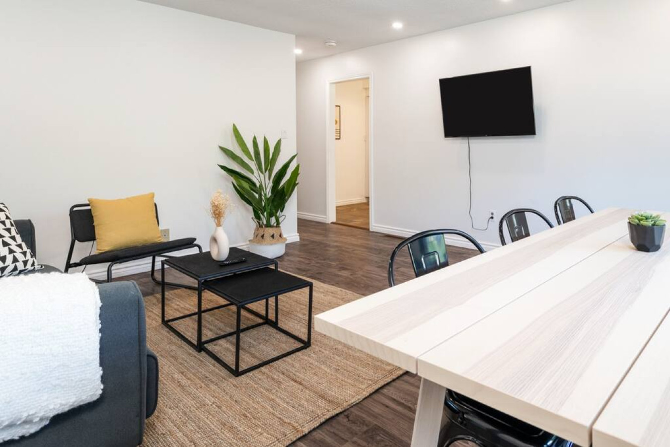 An open-concept area featuring a modern furnishings, and a stylish entertainment setup—ideal for gatherings and relaxation.