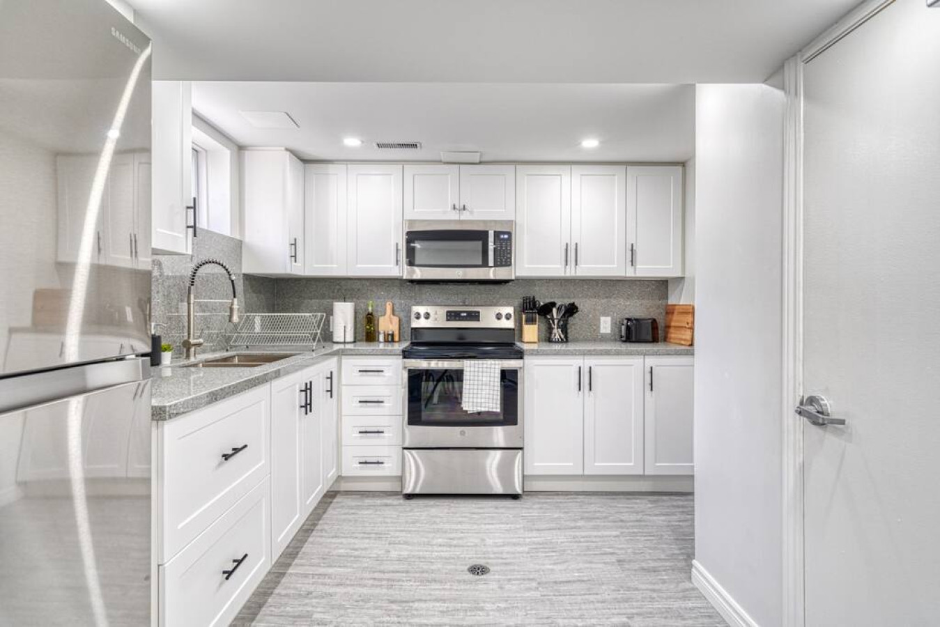 You can almost hear the sizzle of ingredients as you cook in the well-equipped kitchen, where every detail is designed for convenience.