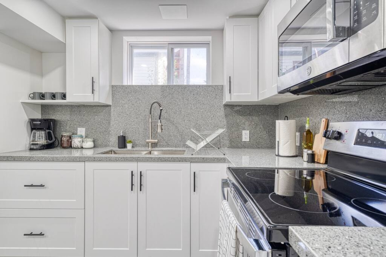 You can almost hear the sizzle of ingredients as you cook in the well-equipped kitchen, where every detail is designed for convenience.
