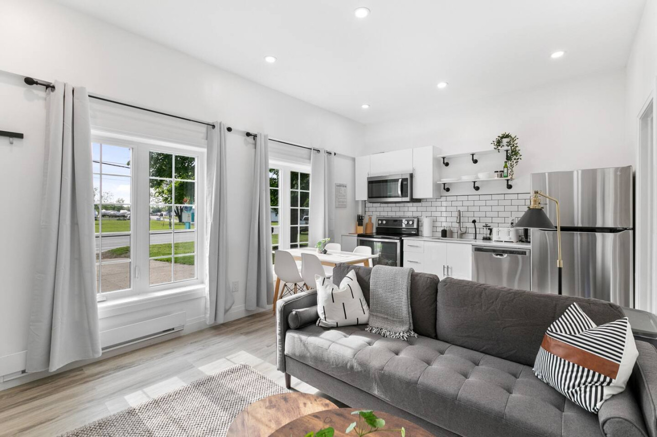 Mins to marina and river – 1 bed suite