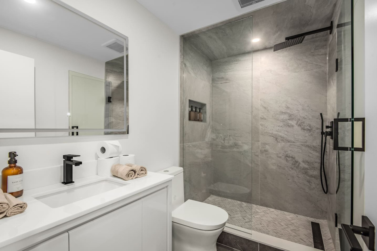 Fully equipped bathroom, complete with modern ameneties and thoughtful touches for your comfort