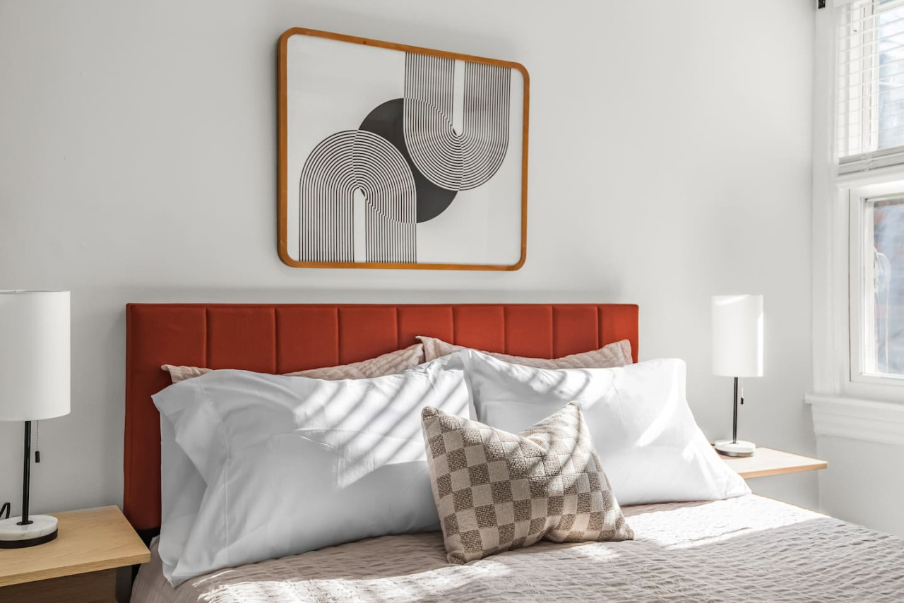 Enjoy rest and comfort in our bedroom, equipped with everything you need for a pleasant stay.