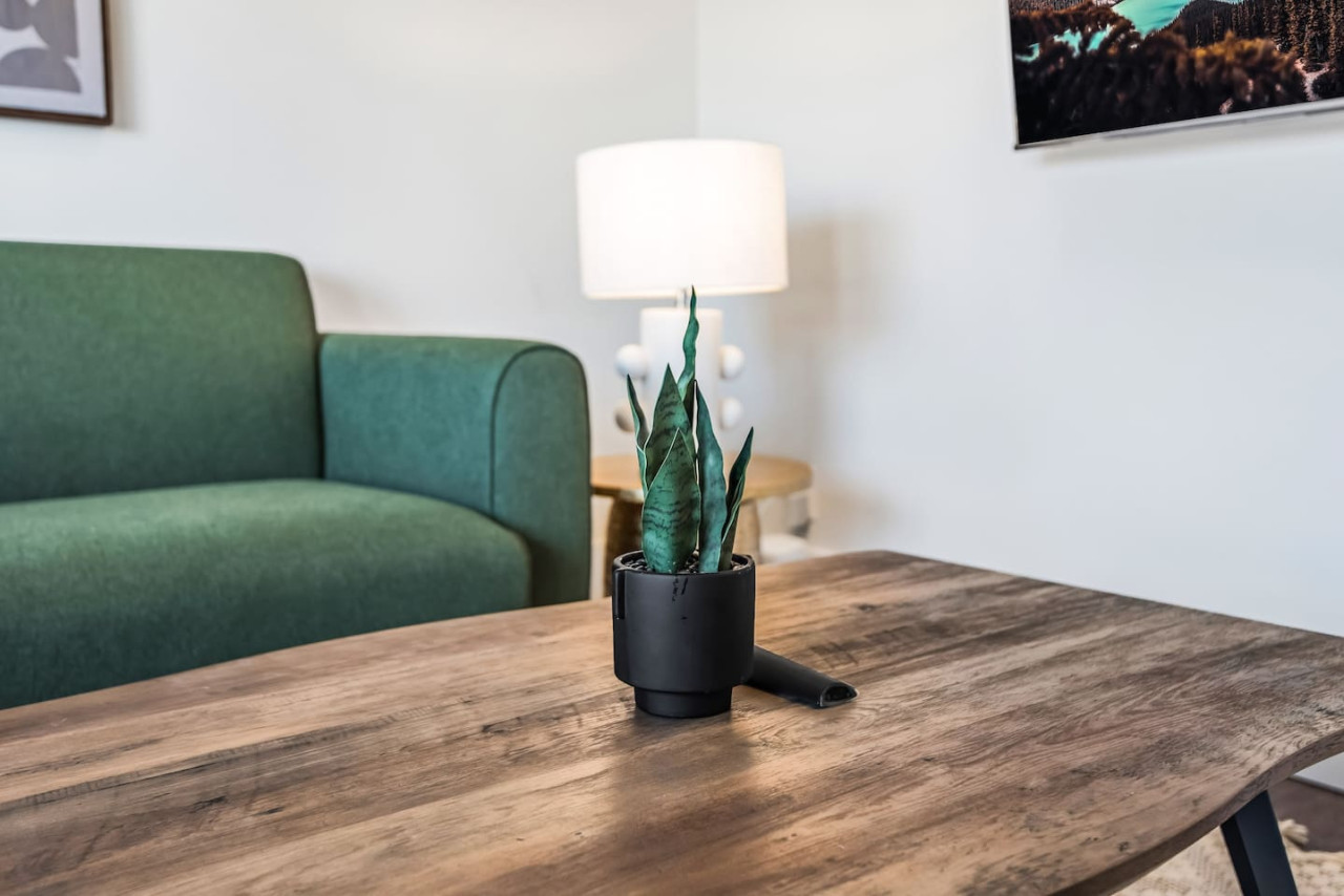 The living room’s cozy vibe makes it the perfect spot to relax, with ample seating and a warm ambiance.