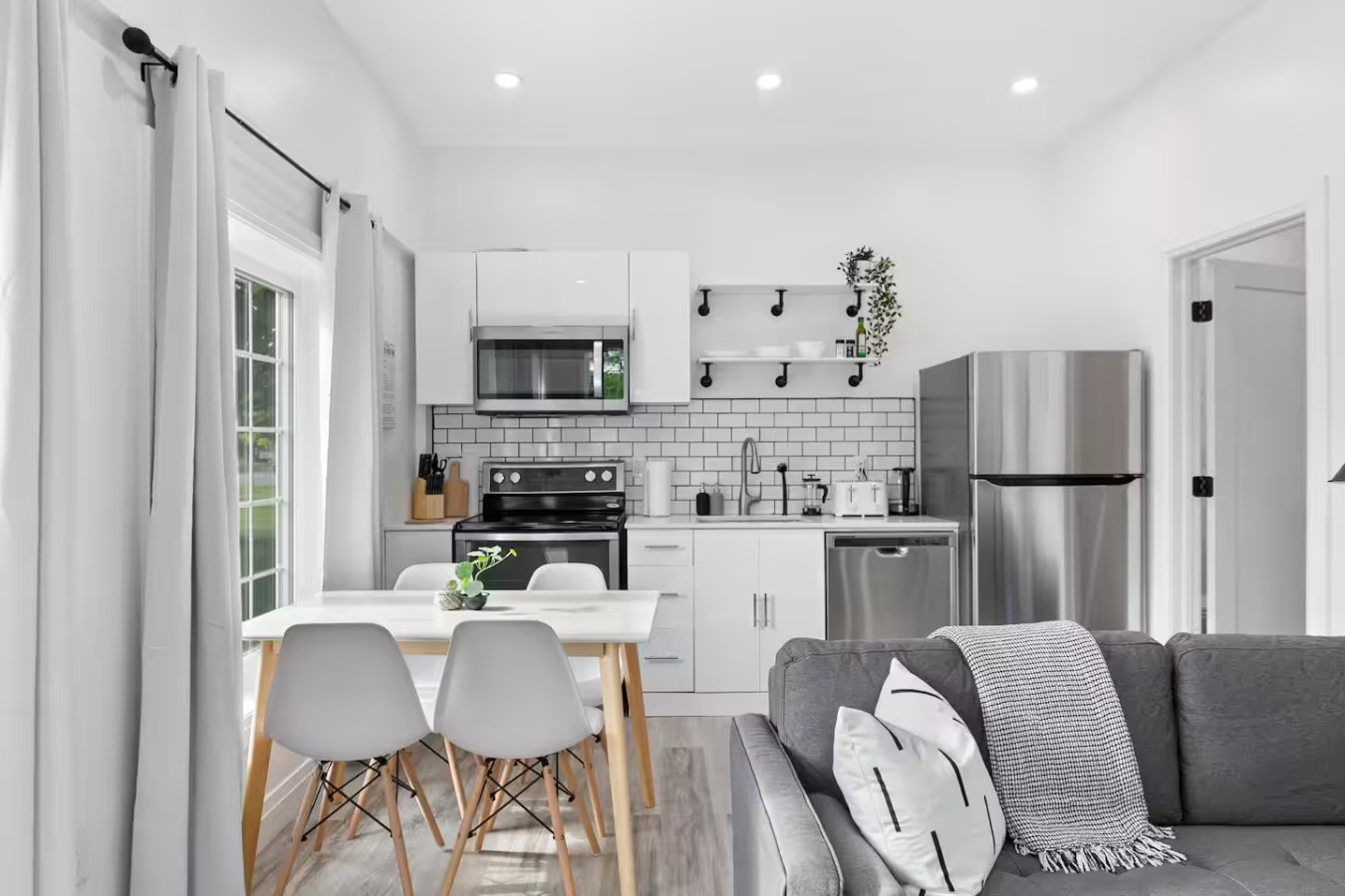 Open-concept area featuring a modern furnishings, and a stylish entertainment setup—ideal for gatherings and relaxation.
