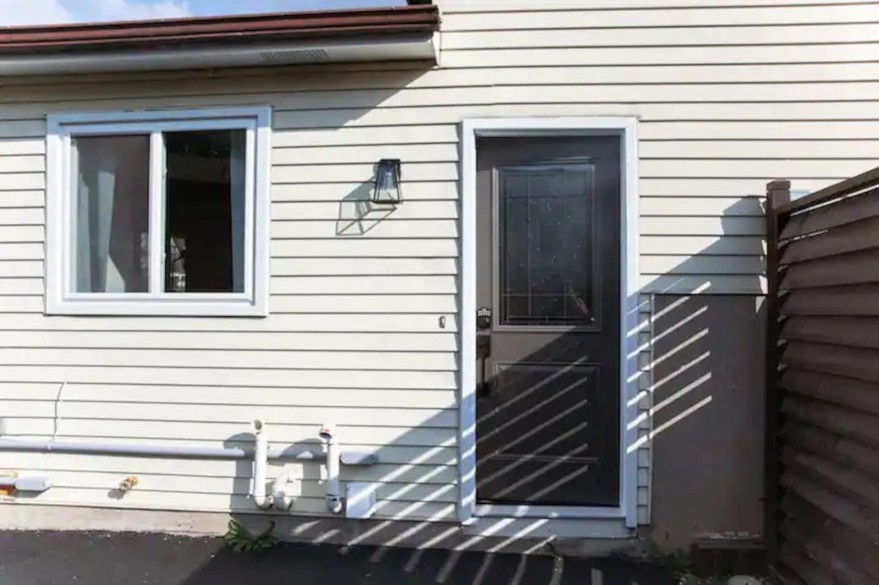 The house’s exterior is a blend of modern and classic design elements, creating a welcoming and stylish facade.