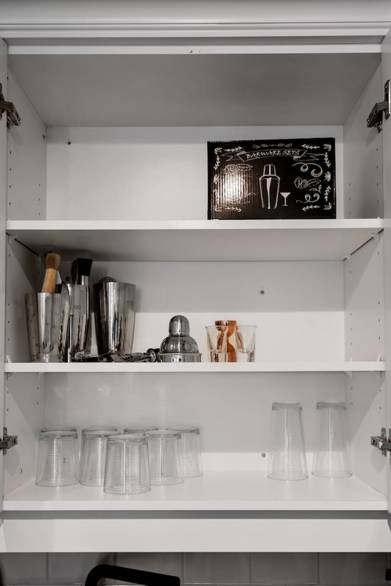 The kitchen’s open layout allows you to move freely as you prepare meals, with everything you need at your fingertips.