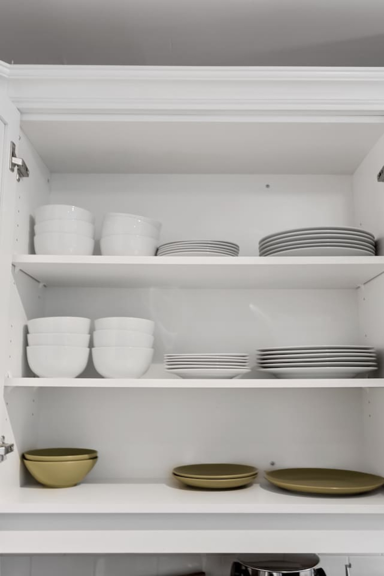 The kitchen’s open layout allows you to move freely as you prepare meals, with everything you need at your fingertips.