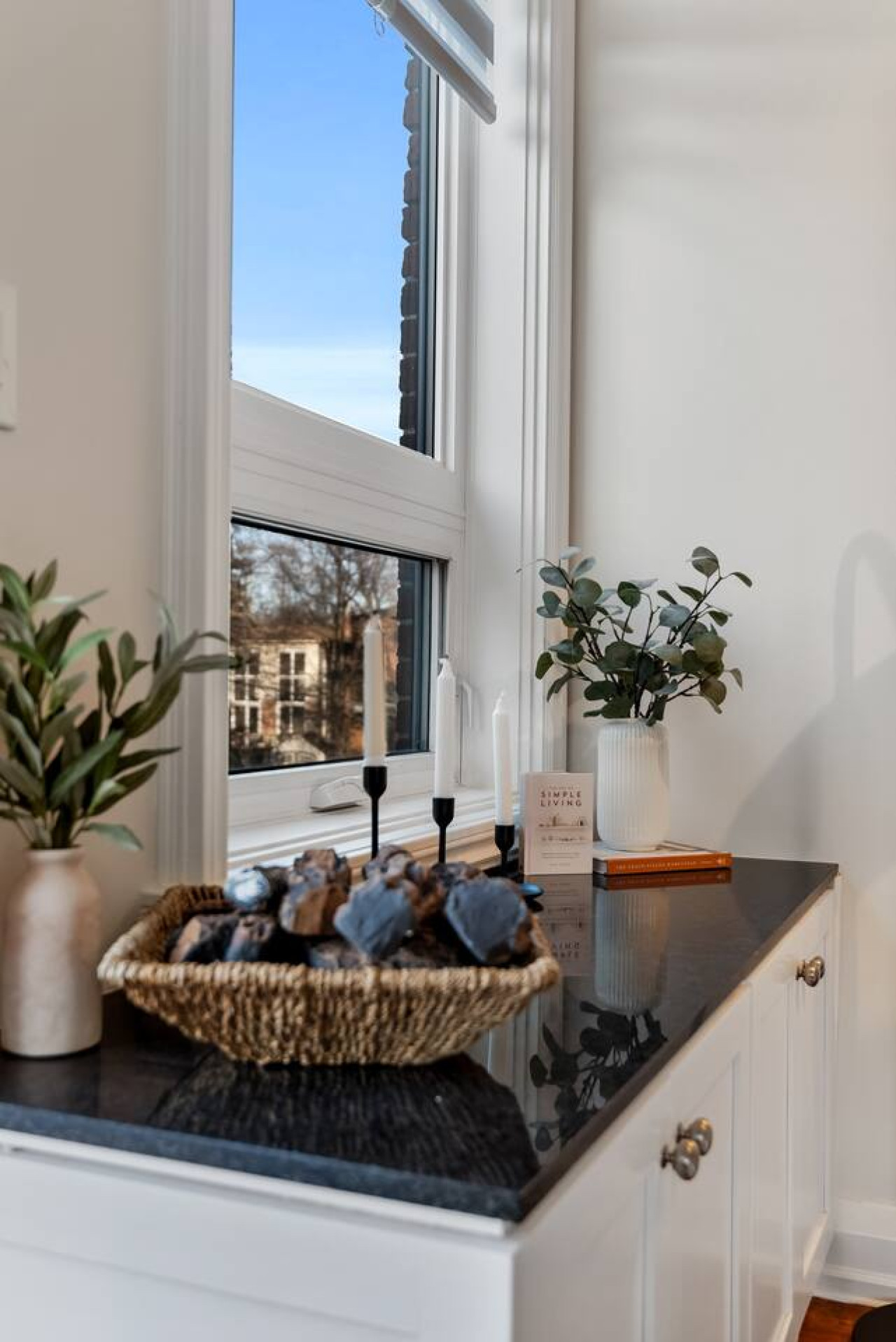 The kitchen’s open layout allows you to move freely as you prepare meals, with everything you need at your fingertips.