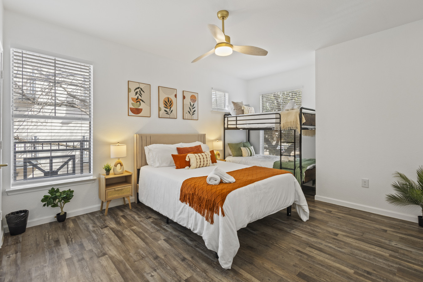 Walk Downtown | Sleeps 8 | Pool, Gym, & Parking