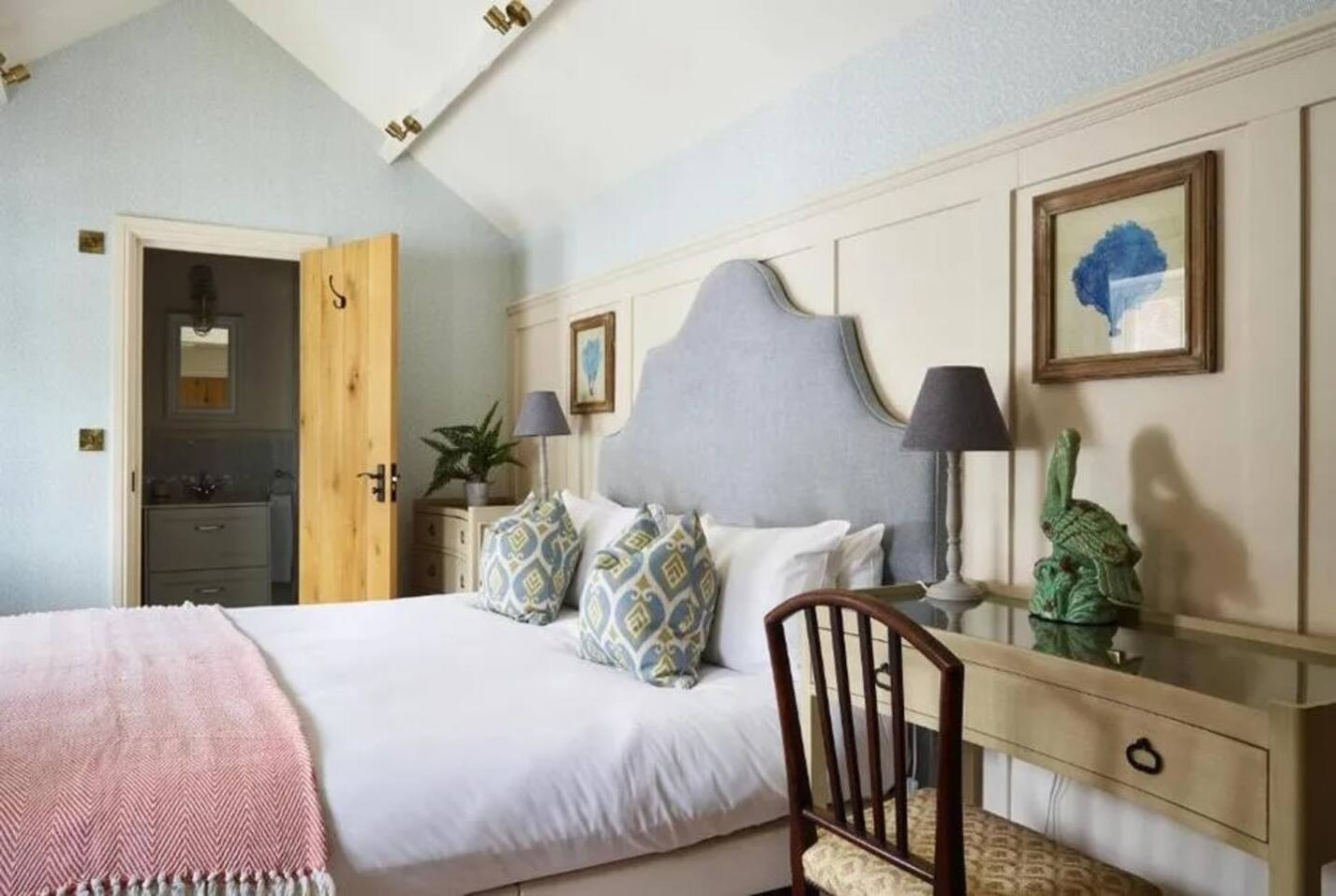 Classic room 7 at The Bull Hotel - Pet friendly