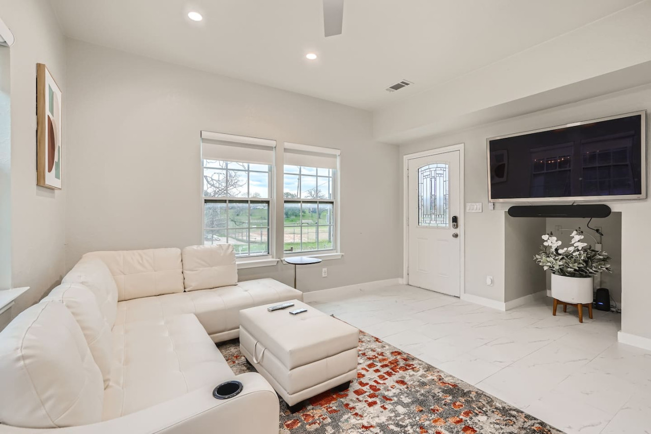 Superb White Modern Farm House - Austin, TX